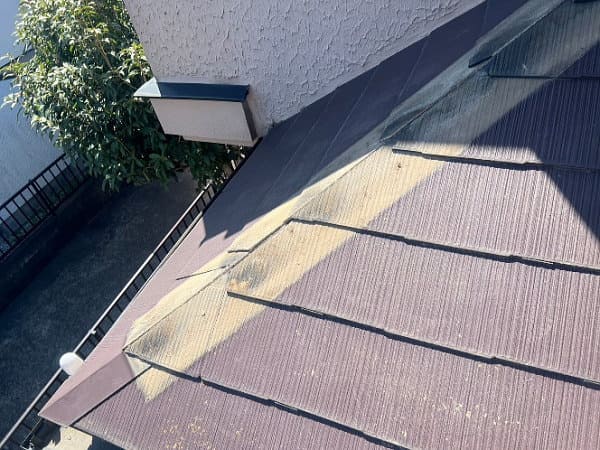 屋根材のコロニアルを割らないように慎重に作業